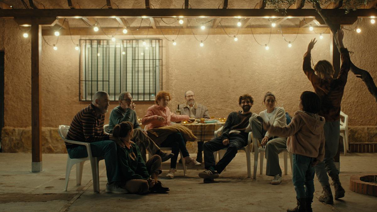 Toda la familia reunida en el hogar familiar en 'La casa'