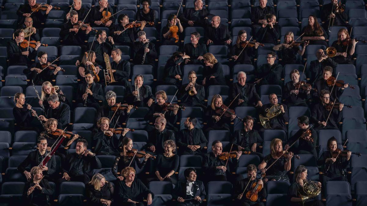 Músicos de la orquesta sinfónica de Birmingham con su director, Kazuki Yamada