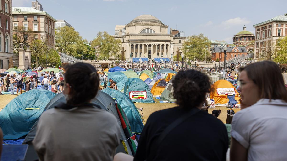 Escalada en la acampada propalestina de Columbia: un grupo de estudiantes ocupa el edificio Hamilton Hall