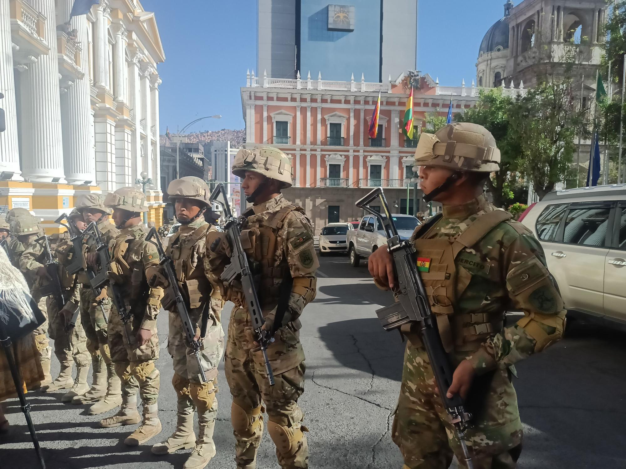 Militares hacen presencia con tanques frente a la sede del Gobierno de Bolivia, este 26 de junio de 2024 en La Paz (Bolivia).