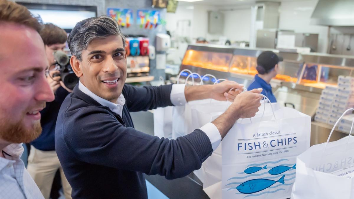 El primer ministro Rishi Sunak compra