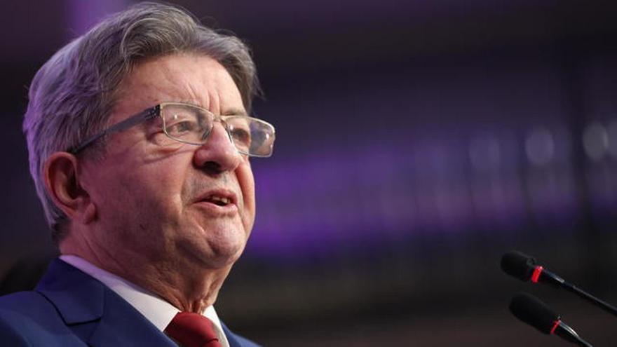 París. El líder de La Francia Insumisa (LFI) Jean-Luc Melenchon analiza los resultados de las elecciones legislativas celebradas este domingo en Francia.
