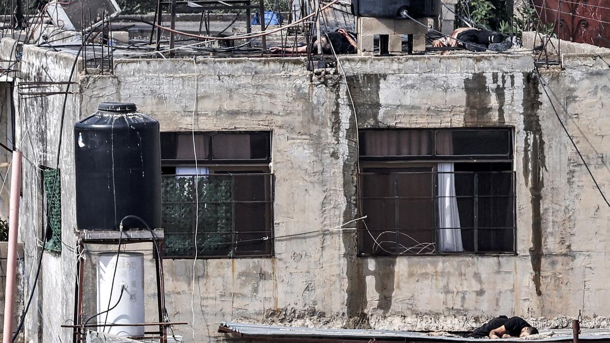 El tejado de una casa en Cisjordania, sobre el que están los cuerpos de varios hombres asesinados en una incursión del ejército israelí, este jueves.