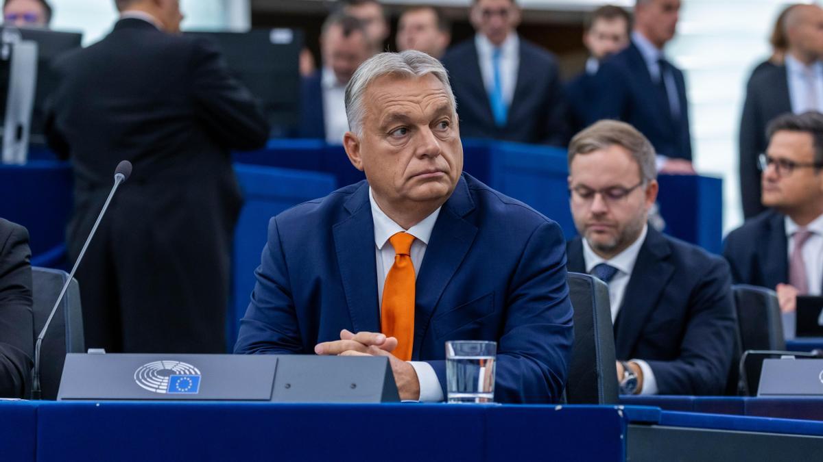 La Izquierda canta en pie el himno de la resistencia antifascista Bella Ciao tras el discurso xenófobo de Orbán