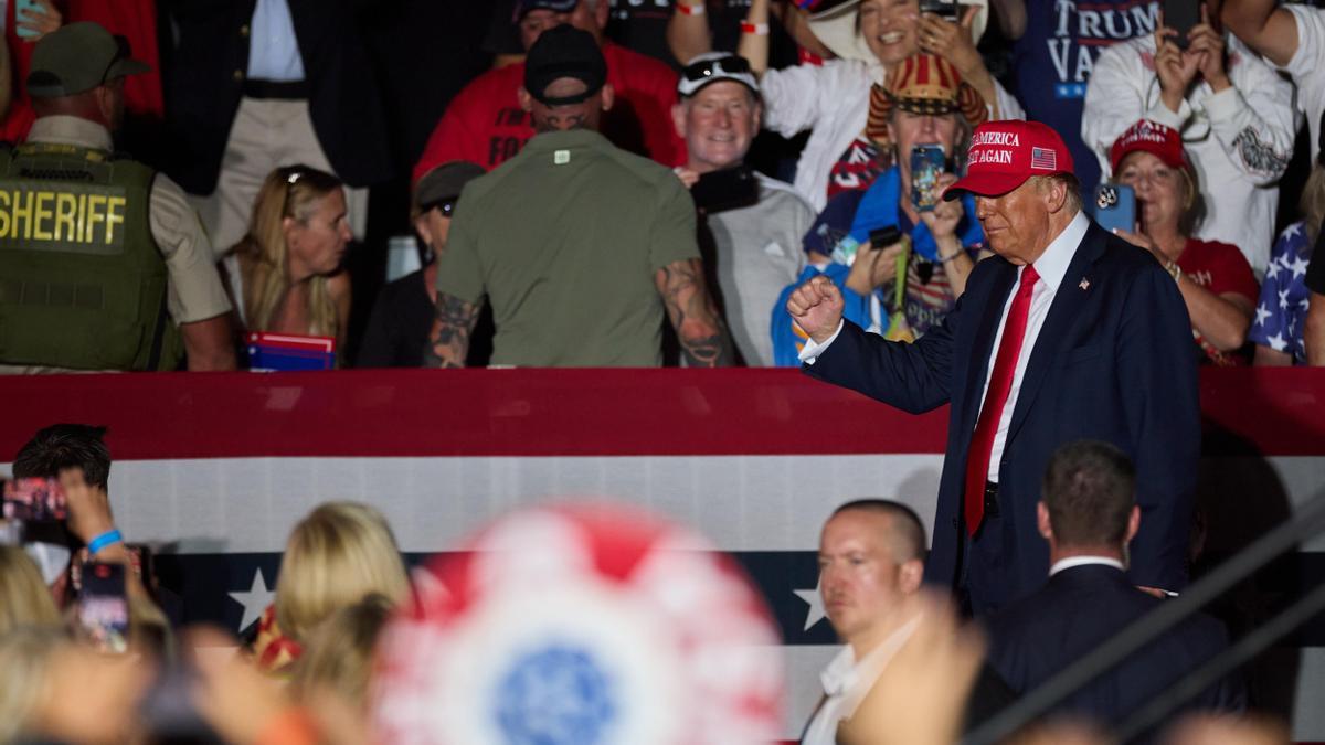 Las autoridades detienen a un hombre por llevar armas de fuego ilegales cerca de un mitin de Donald Trump