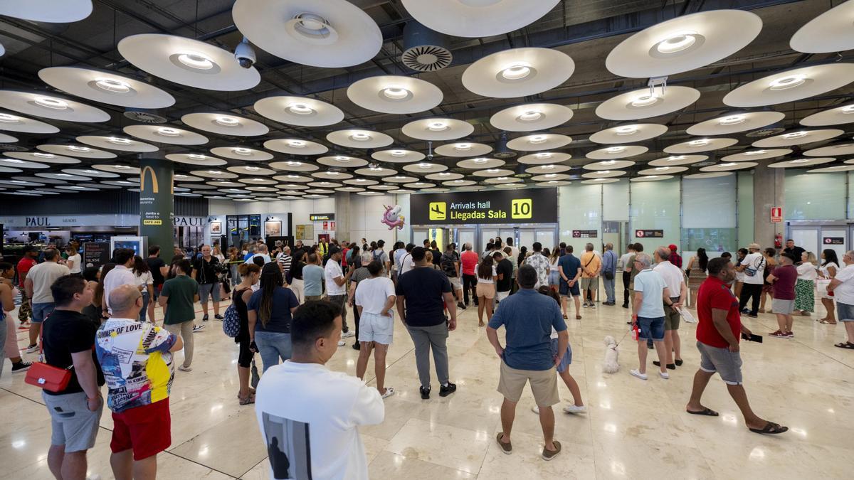 Un avistamiento de drones en Barajas obliga a desviar 21 vuelos y provoca retrasos