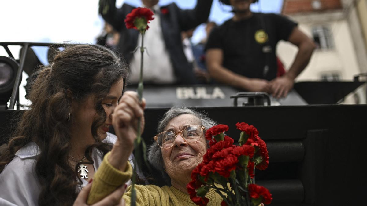 Muere Celeste Caeiro, la mujer que con sus claveles dio nombre a la revolución en Portugal