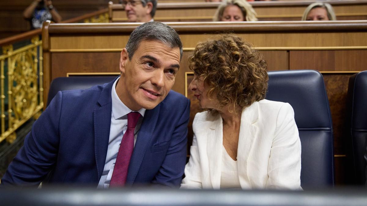 El PSOE llega a un acuerdo con ERC, EH Bildu y BNG para intentar salvar el impuesto a la banca y el de las grandes eléctricas