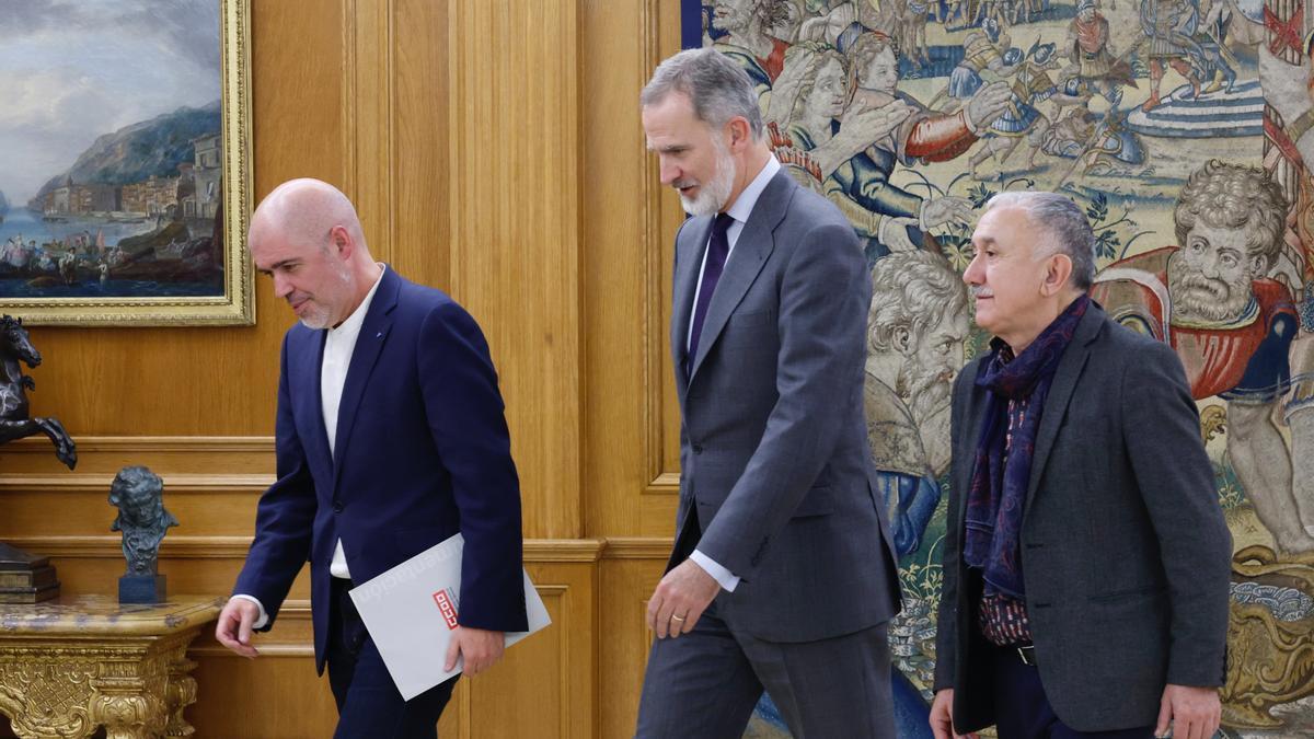 El rey se rodea de patronal y sindicatos con el mensaje de evitar la batalla política tras el altercado en Paiporta