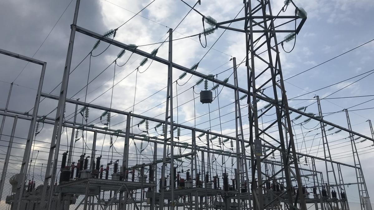El acuerdo de Junts y PP para suspender el impuesto eléctrico llega con el sistema cerca de regresar al déficit tarifario
