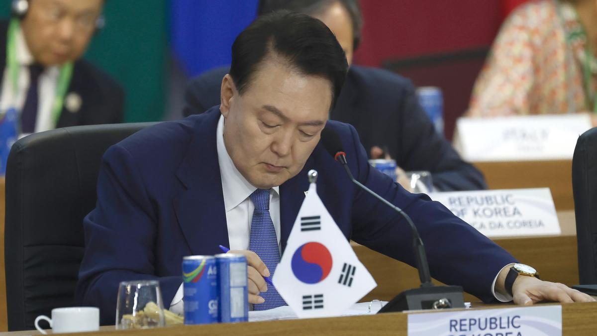El presidente de Corea del Sur pide perdón por la ley marcial y deja su posición en manos de su partido