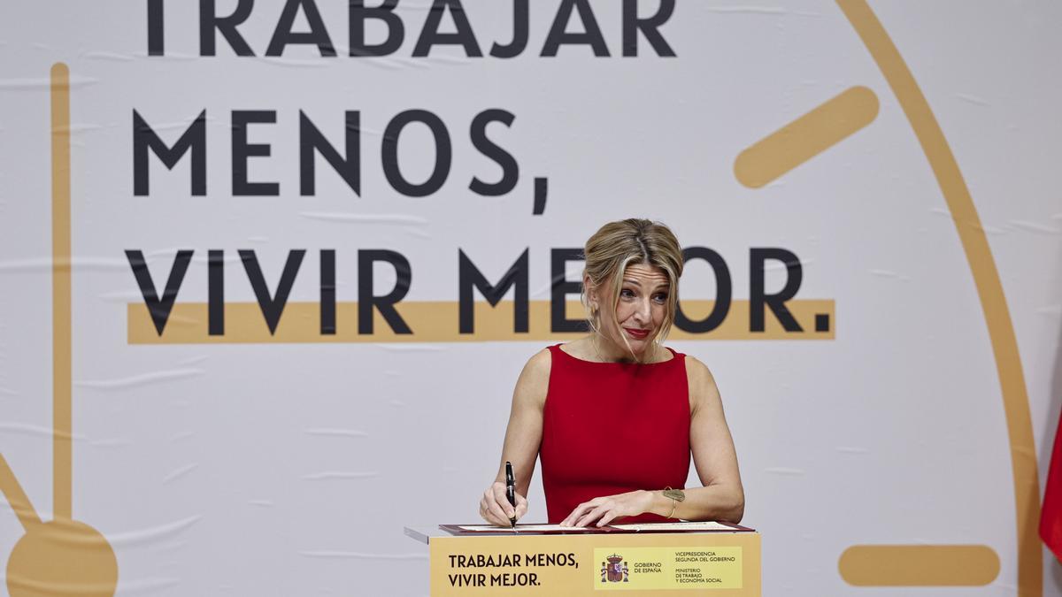 Trabajo acusa al PSOE de generar un problema político al retrasar la reducción de jornada por asumir la postura de CEOE