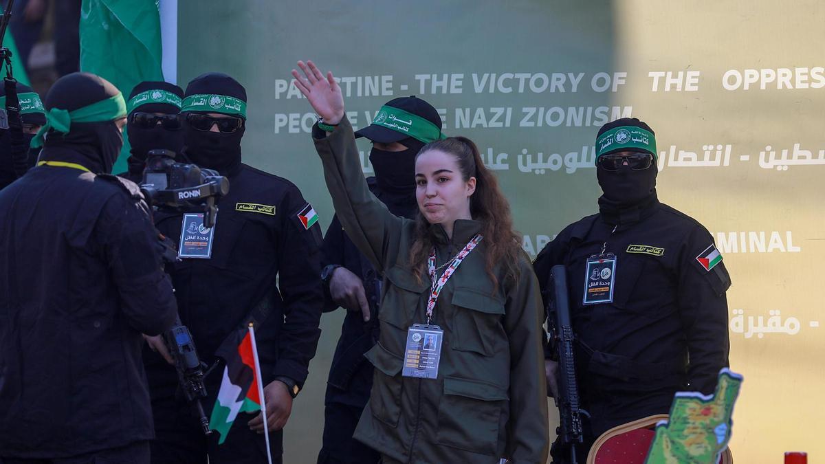 Ocho rehenes y un centenar de presos palestinos liberados en el marco del acuerdo de alto el fuego en Gaza