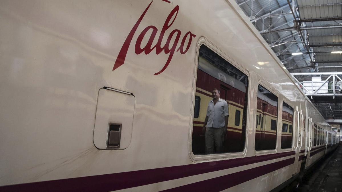 El fabricante de trenes polaco Pesa ficha a Société Générale para lanzar una OPA por Talgo pese a la oposición del Gobierno