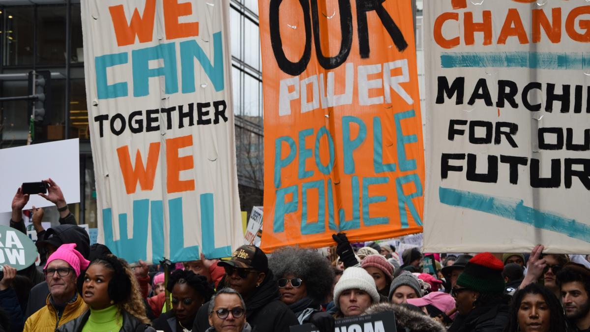 Miles de personas protestan contra Trump en Washington: “No me puedo creer que este país haya vuelto a elegir a este criminal”