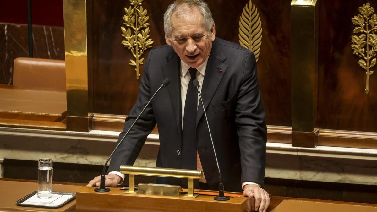 El primer ministro francés impone los presupuestos por decreto y tendrá que afrontar otra moción de censura