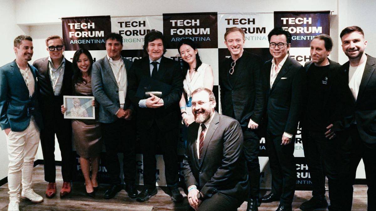 Foto grupal de Javier Milei en el Tech Forum Argentina, en octubre de 2024. Abajo, en cuclillas, Charles Hoskinson, quien denunció que le pidieron dinero por un encuentro a solas con el presidente argentino.