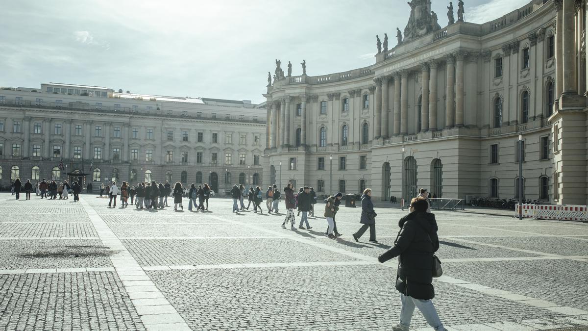 Varias personas en Bebelplatz, la plaza berlinesa conocida por la quema de libros en 1933.