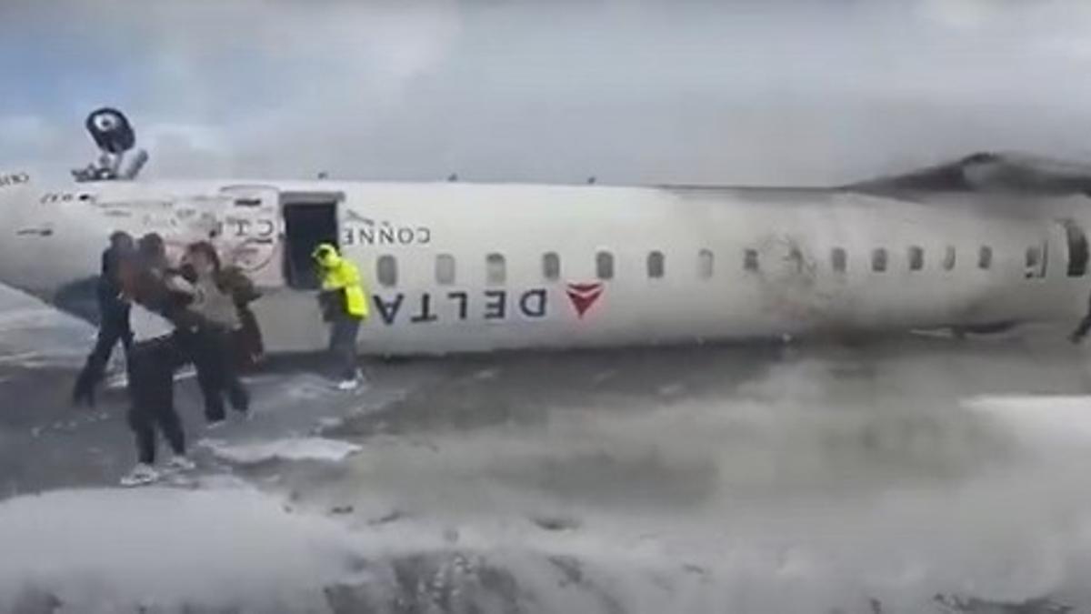 Al menos 18 heridos, tres de gravedad, al volcar un avión cuando aterrizaba en Toronto