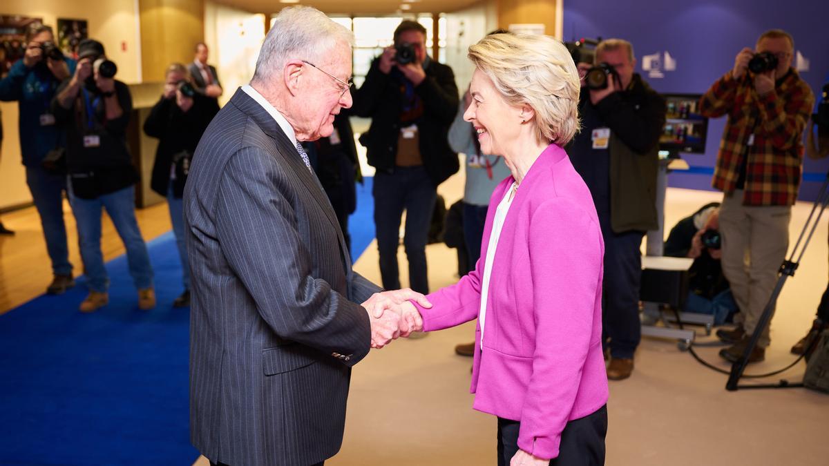 Von der Leyen recuerda que un acuerdo con Putin debe incluir garantías de seguridad a Ucrania en su primer contacto con la Administración Trump