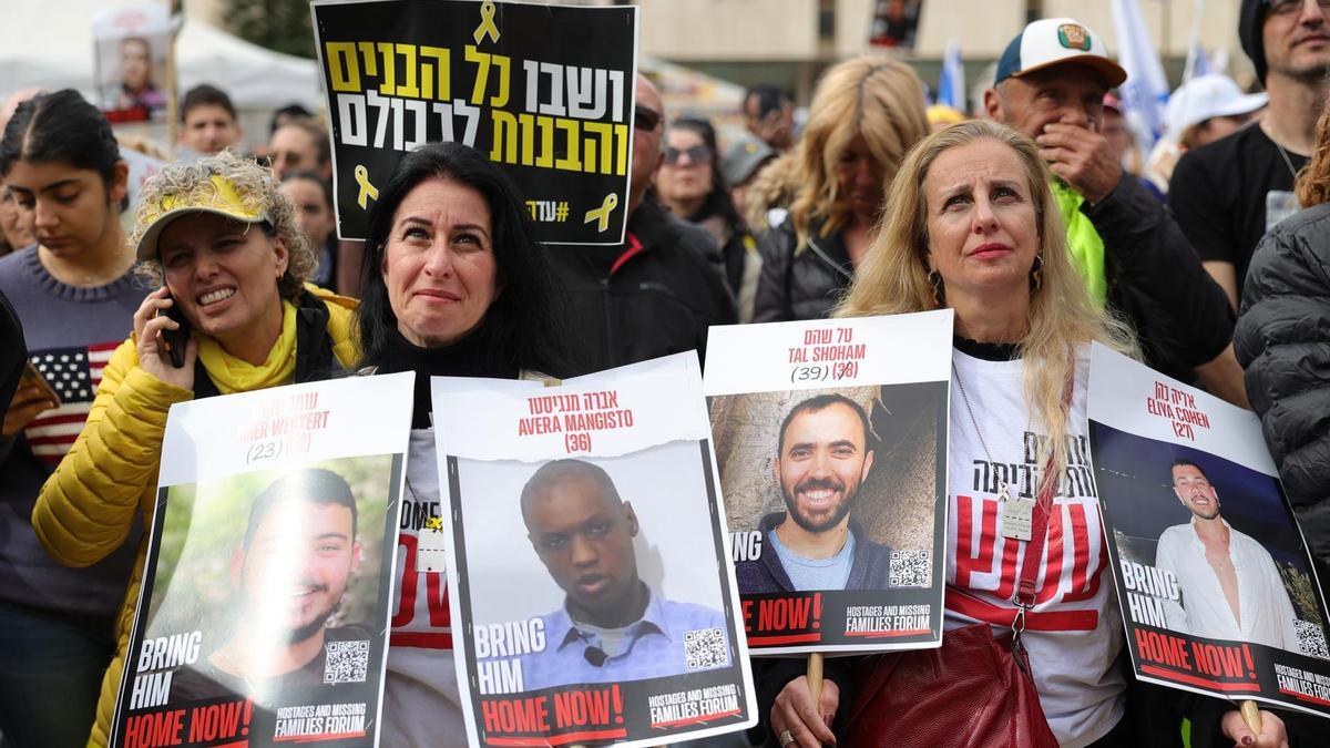Hamás libera a dos rehenes después de los reproches de Israel por el error en la entrega de los restos mortales de una mujer