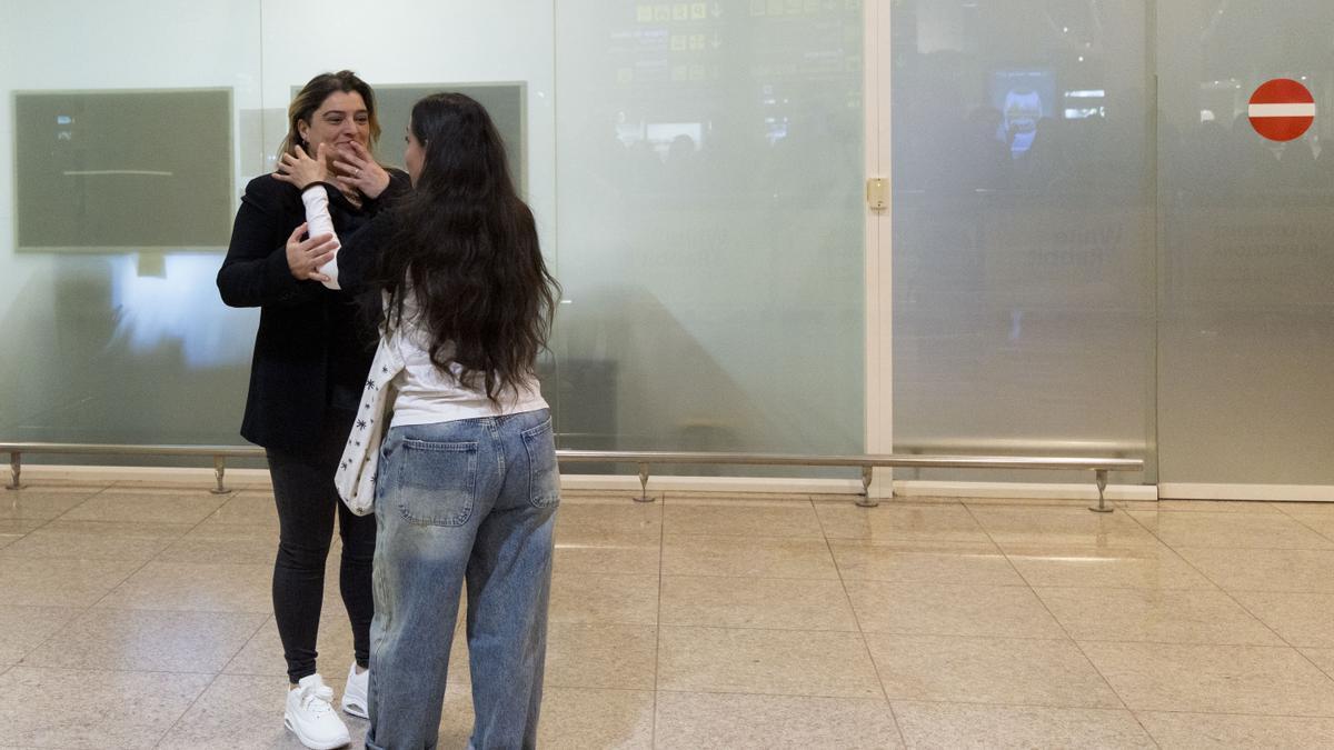 Llega a España Fátima Ofkir, la joven catalana liberada tras pasar siete años en una prisión de Omán