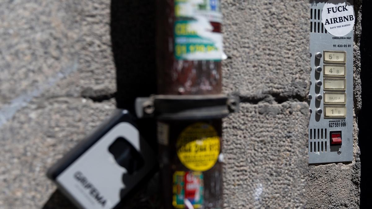 Consumo identifica más de 15.000 pisos turísticos ilegales en Madrid y pide a Almeida que los sancione