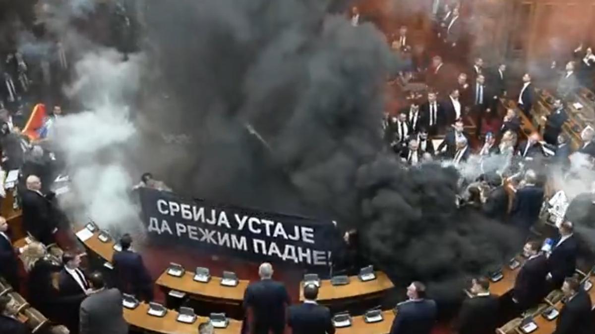 Diputados serbios encienden bengalas y bombas de humo en un enfrentamiento en el Parlamento