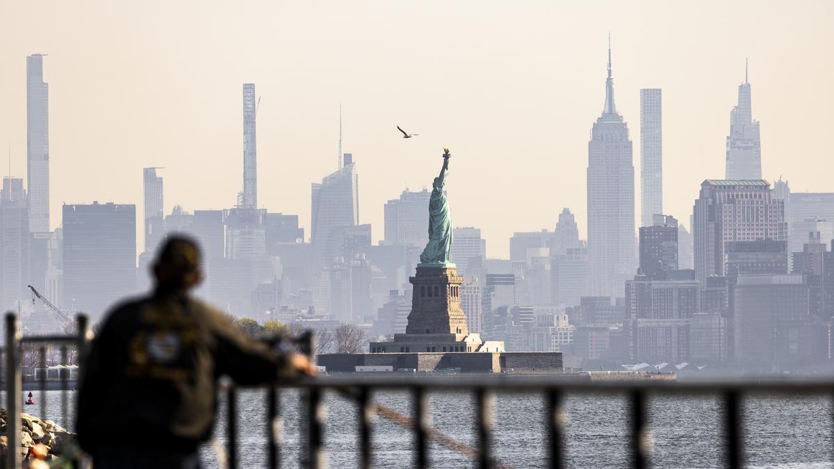 La Casa Blanca dice que Francia “hablaría alemán” sin EEUU después de que un líder socialista francés reclamara la Estatua de la Libertad