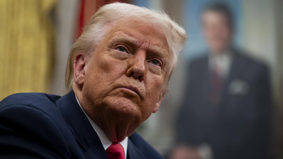 Trump resucita la Ley de Enemigos Extranjeros para agilizar las deportaciones y un juez la bloquea