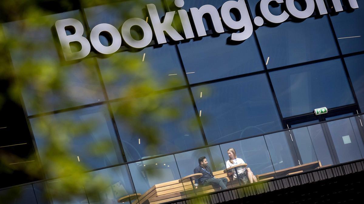 Audiencia Nacional paraliza la multa histórica de 413 millones de la CMNC a Booking hasta resolver su recurso