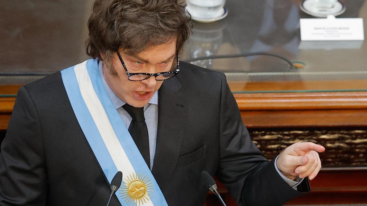 La motosierra de Milei dispara las renuncias colectivas de médicos