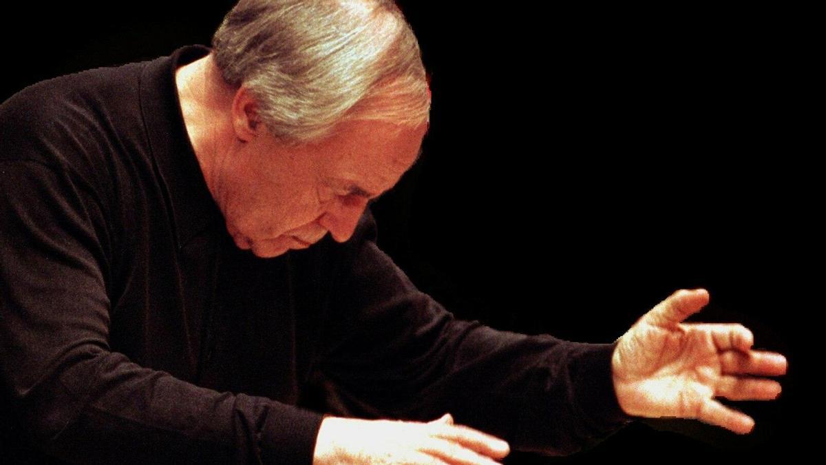 Pierre Boulez, dirigiendo sin batuta y con los brazos extendidos