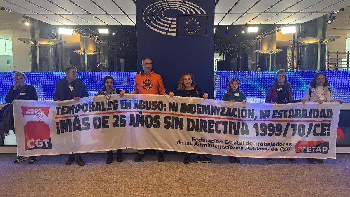 Los interinos relanzan en Bruselas la ofensiva contra la temporalidad y reclaman indemnizaciones a la justicia