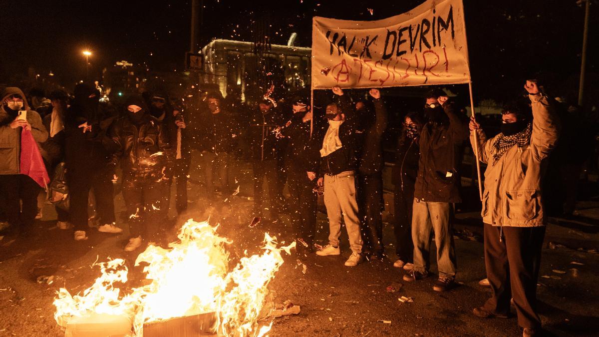 Miles de manifestantes desafían el veto de Erdogan a las protestas tras la detención del líder opositor turco