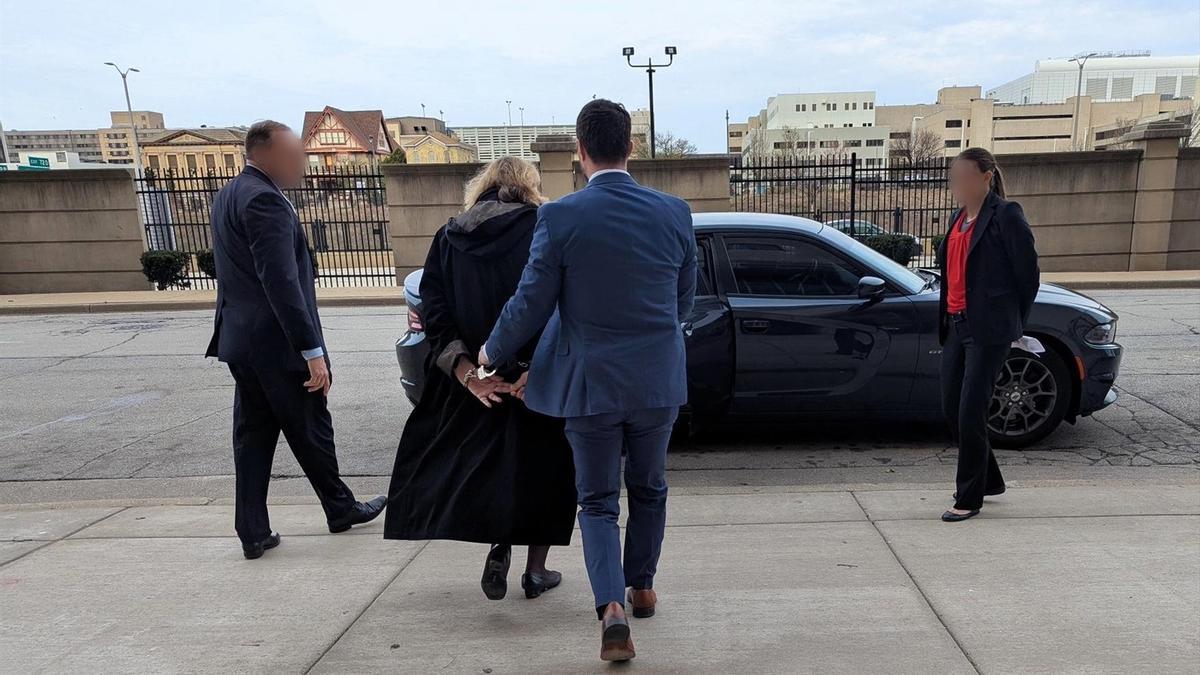 El FBI detiene a una jueza acusada de “obstruir” el arresto de un migrante