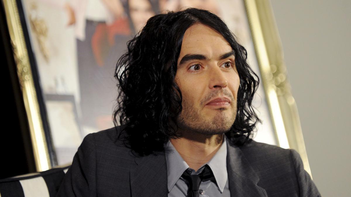 La Fiscalía acusa al cómico Russell Brand de violación y agresión sexual a cuatro mujeres