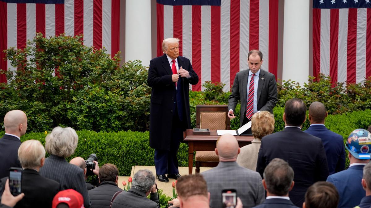 Wall Street abre con fuertes caídas tras el anuncio de aranceles de Trump y el Ibex 35 pierde un 1,5%