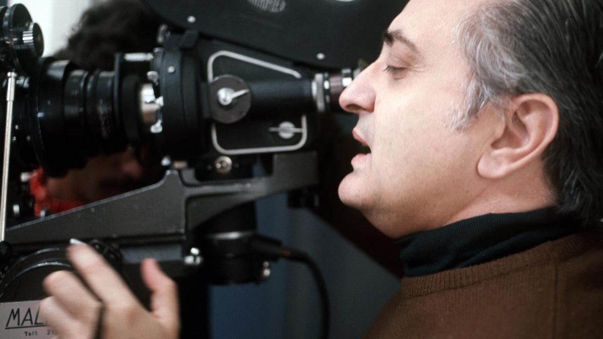 El director de cine Mariano Ozores durante el rodaje de la película 'El liguero mágico' en 1980