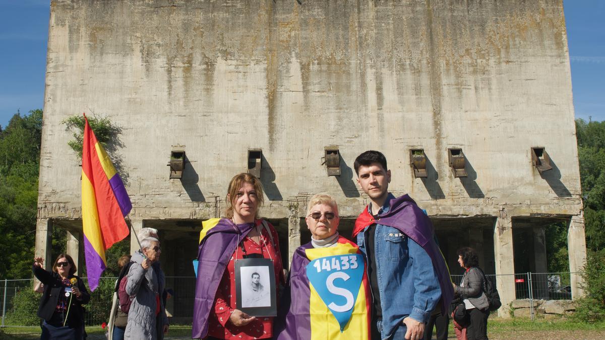 Beatriz e Isabel, junto a su hijo, en las cercanías del terrible molino de piedra de Gusen