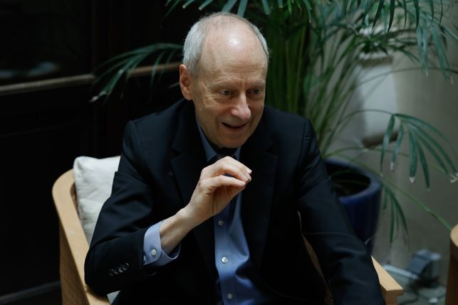 El filósofo Michael J. Sandel durante la entrevista con elDiario.es en Barcelona.
