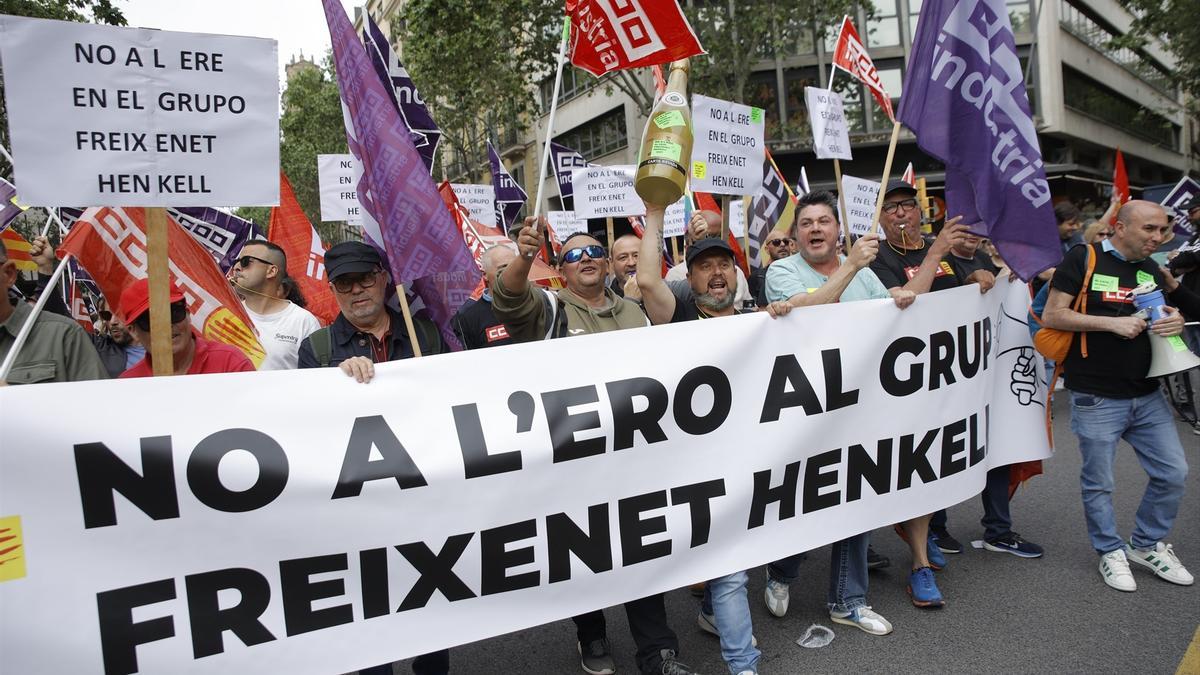 Varias personas portan una pancarta contra el ERE en el Grupo Freixenet en la manifestación del Primero de Mayo en Barcelona.
