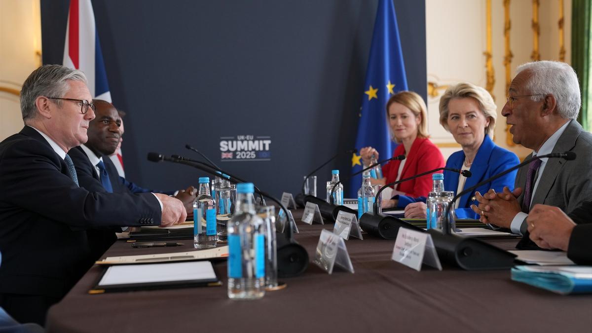 El primer ministro británico, Keir Starmer, y el ministro de Exteriores, David Lammy, hablan con la jefa de Exteriores de la UE, Kaja Kallas, la presidenta de la Comisión Europea, Ursula von der Leyen, y el presidente del Consejo Europeo, António Costa, este lunes en Londres.