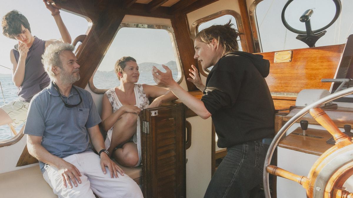 Carla Simón en un barco en un momento del rodaje de