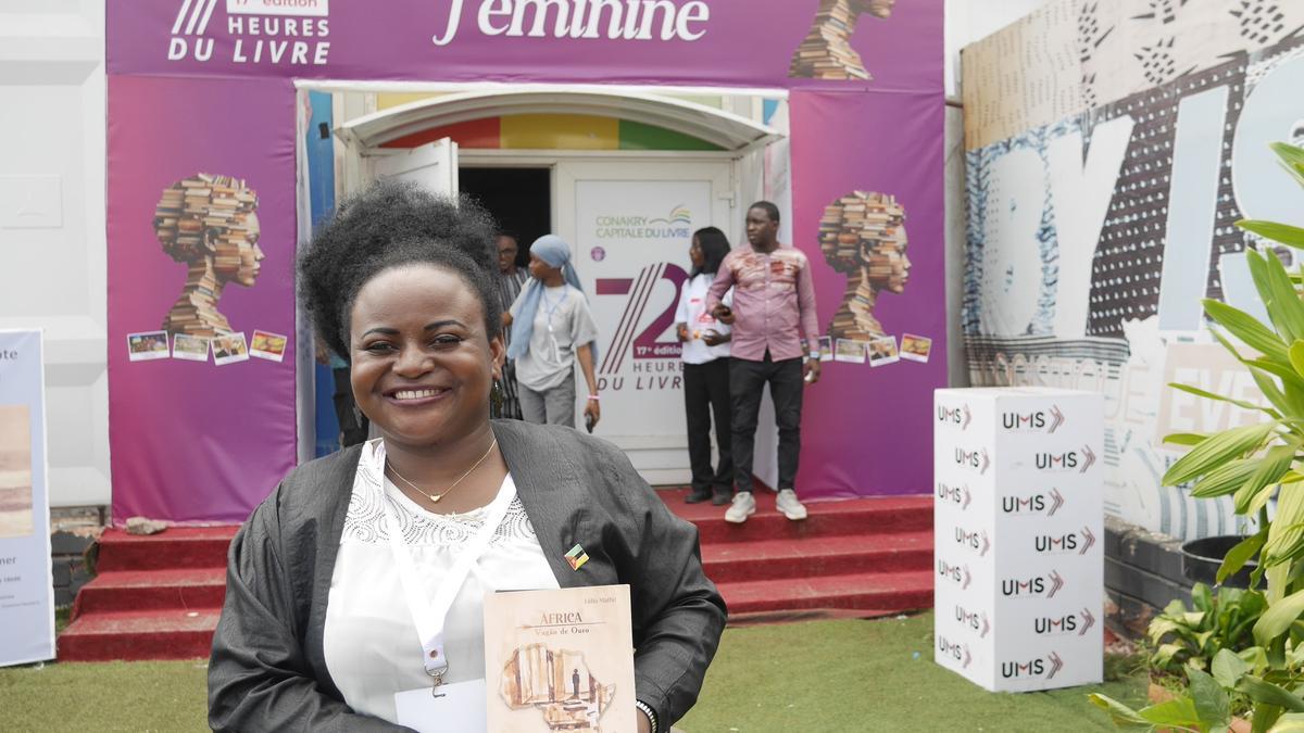 La escritora mozambiqueña Lídia Mathe con un ejemplar de su obra "África, vagâo de Ouro".