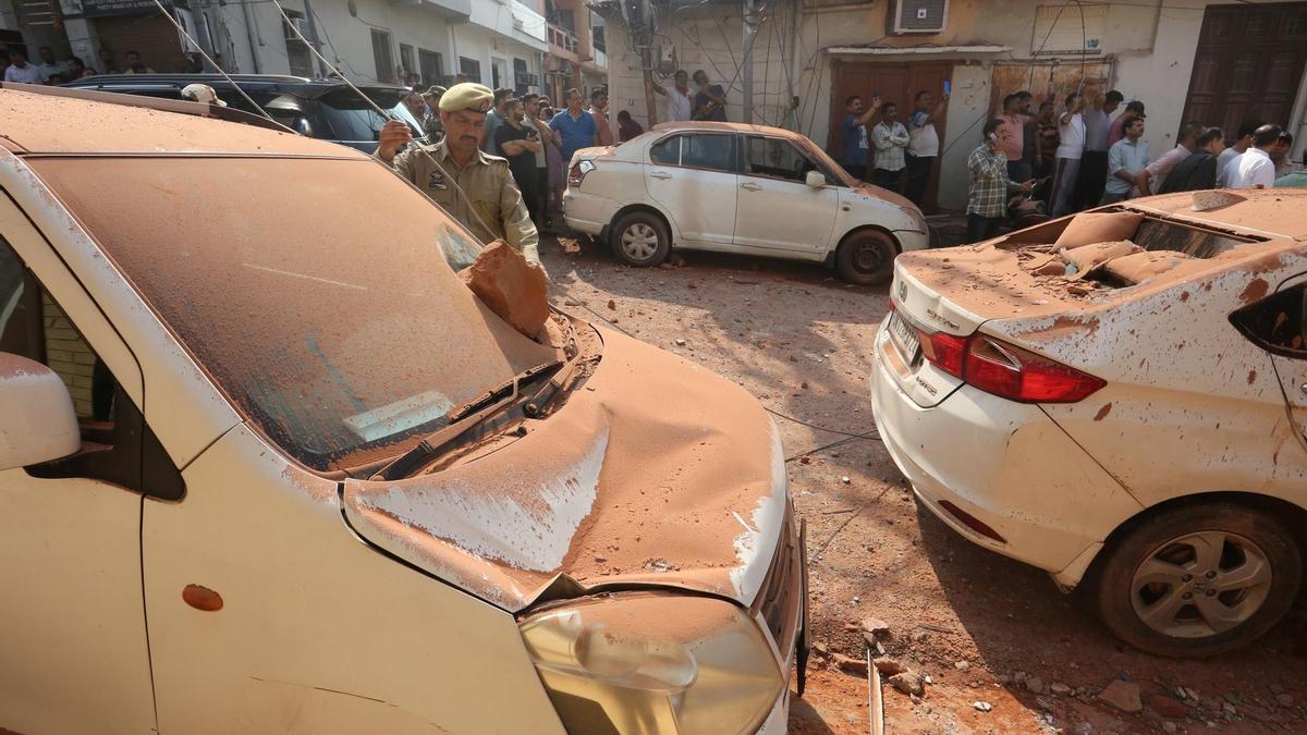 Varios coches dañados por los cascotes de edificios en la localidad fronteriza de Jammu, en la zona controlada por India de Cachemira.