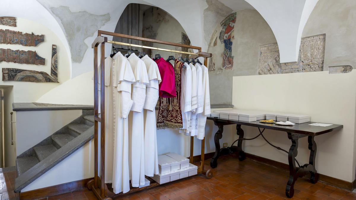 Los tres trajes papales