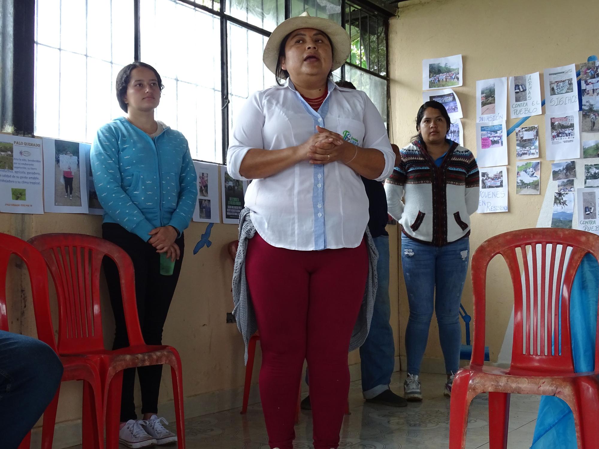 Rosa Elena Mazapanta, Rosita, durante una asamblea de su comunidad en Palo Quemado.