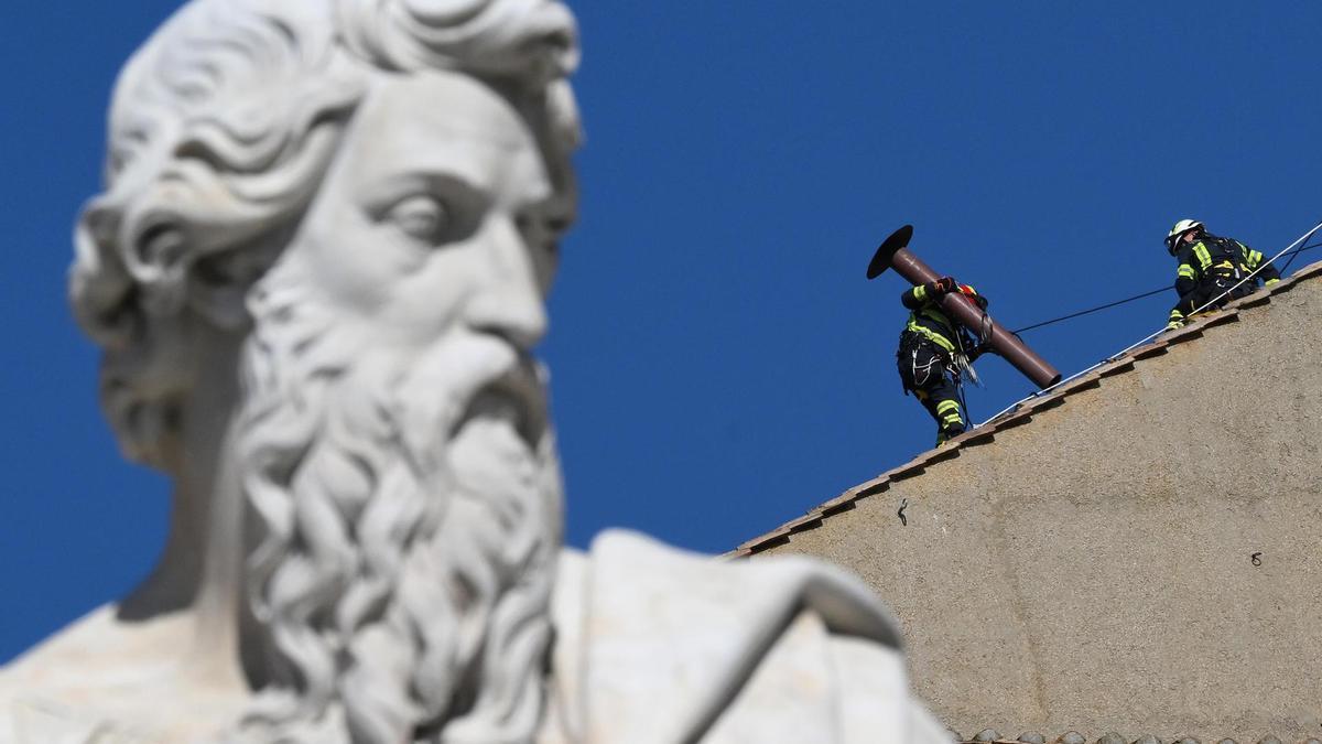Técnicos instalan una chimenea en el techo de la Capilla Sixtina