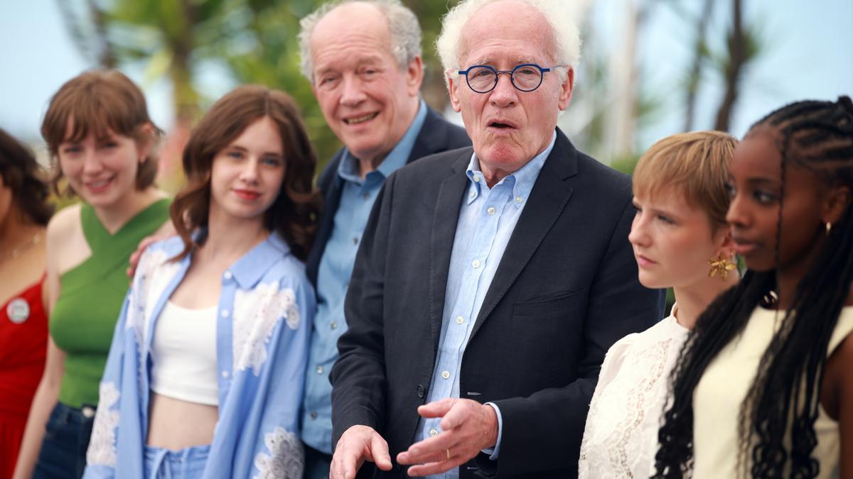 (De izq a dcha) Elsa Houben, Babette Verbeek, los directores Luc Dardenne, Jean-Pierre Dardenne, Janaina Halloy Fokan y Lucie Laruelle asisten a la sesión de fotos de 'Jeunes Meres' durante el 78º Festival de Cine de Cannes, en Cannes, Francia, el 24 de mayo de 2025.EFE/EPA/CLEMENS BILAN